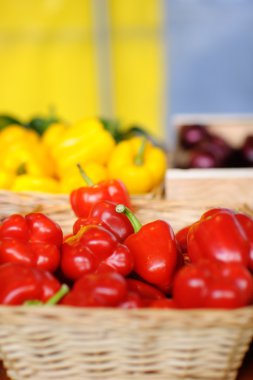 Taze sağlıklı bio kırmızı biber çiftçi tarım piyasasında