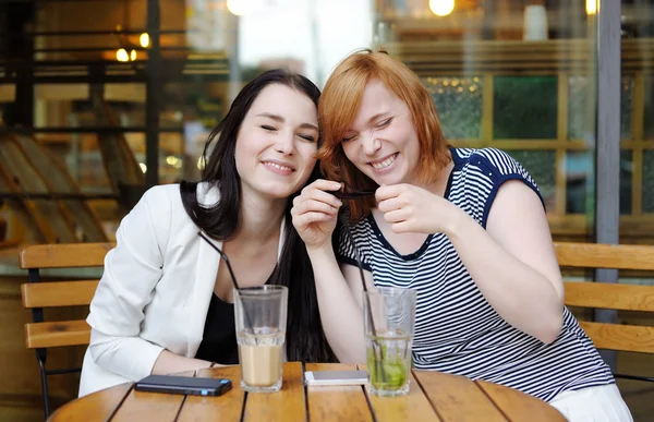 Two young woman having fun — Stock Photo, Image