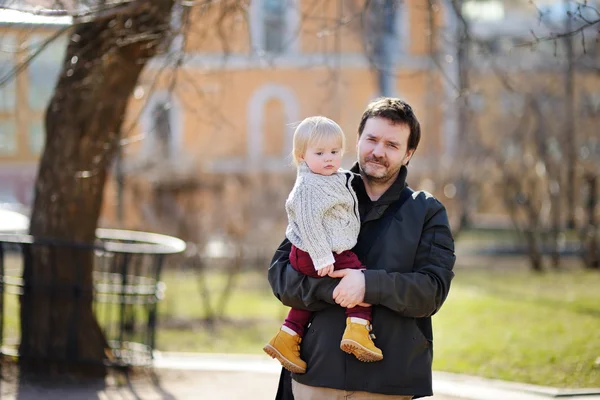 Père avec son fils tout-petit à l'extérieur au jour du printemps — Photo