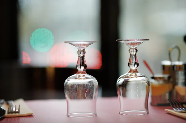 テーブルの上のワイングラス — ストック写真