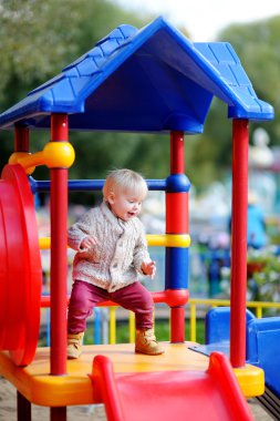 Oyun parkında eğleniyor yürümeye başlayan çocuk