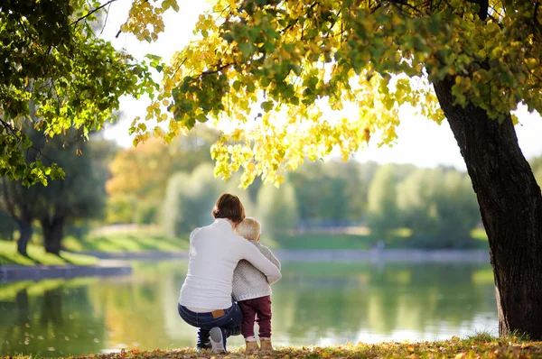 Женщина и ее маленький сын в парке — стоковое фото