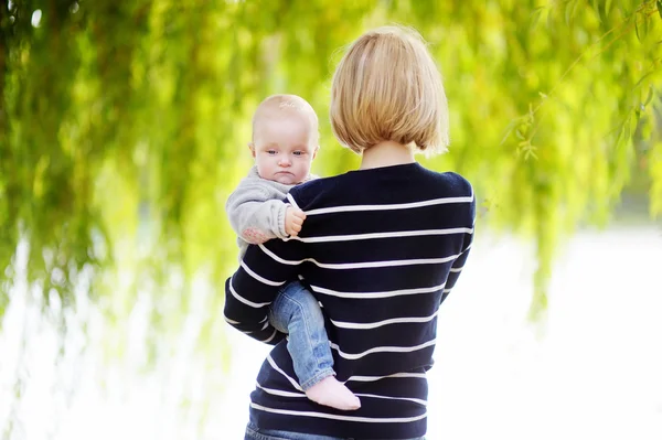 Ung kvinna med hennes baby girl — Stockfoto