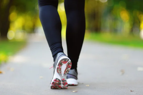 Vrouw zonsopgang jog fitnesstraining — Stockfoto