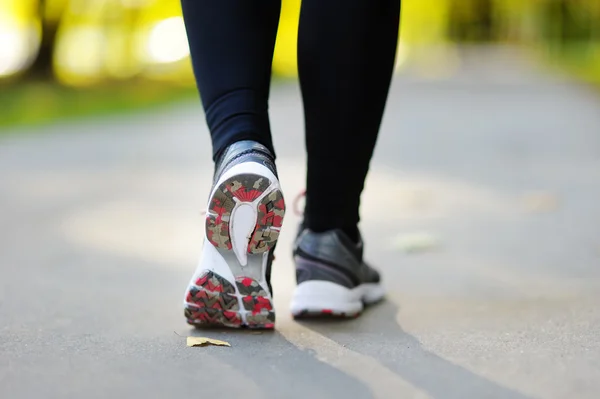 Runner voeten lopen op de weg close-up op schoen — Stockfoto