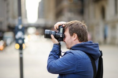 Fotoğrafçı alarak fotoğraf profesyonel dijital fotoğraf makinesi ile