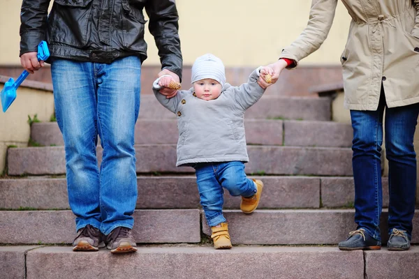 Niño caminando con sus padres —  Fotos de Stock