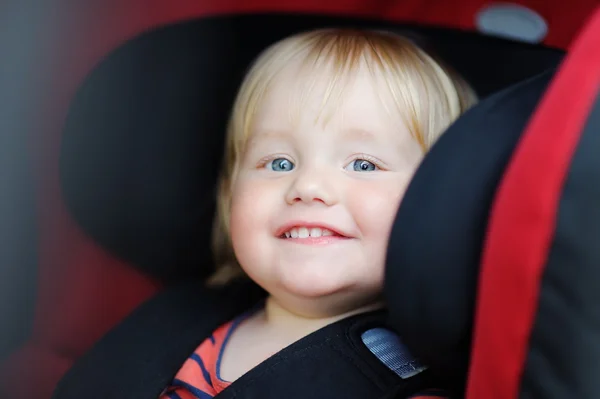 Μικρό παιδί αγόρι στο κάθισμα αυτοκινήτου — Φωτογραφία Αρχείου