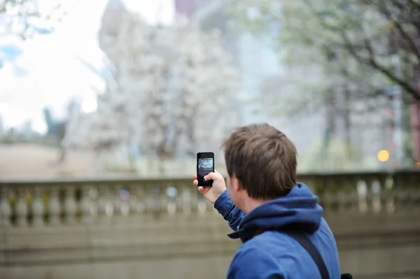 Чоловік турист робить мобільне фото за допомогою телефону — стокове фото