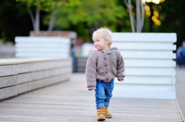 Büyük bir şehirde yürümeye başlayan çocuk