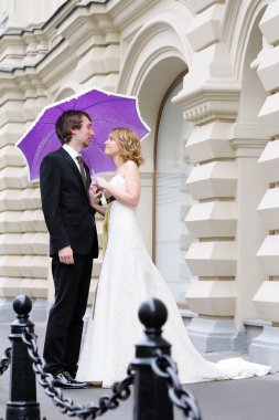 Gelin ve damat birlikte açık havada