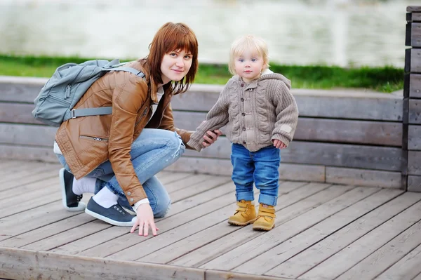 Junge Mutter mit ihrem kleinen Sohn — Stockfoto