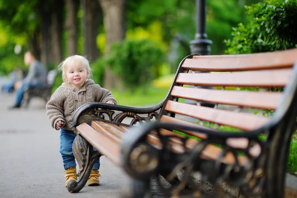 Kleinkind im Park — Stockfoto