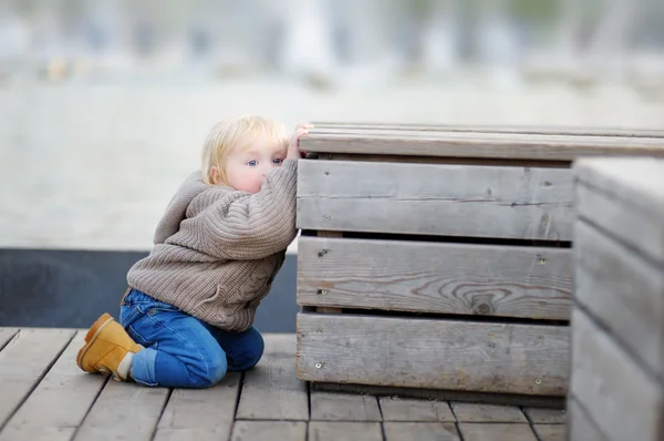 Tout-petit garçon jouant à l'extérieur — Photo