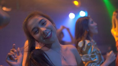 Bir grup Asyalı dans arkadaşı gecenin tadını çıkarıyor.