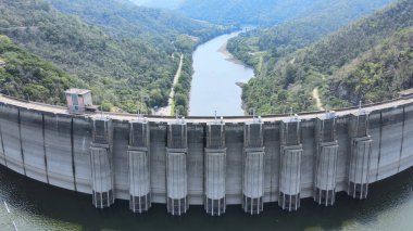 Tayland 'ın kuzeyinde Pumiphon Barajı' nın hava manzarası.