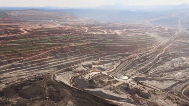Bir sürü makinenin çalıştığı açık maden ocağının havadan görünüşü