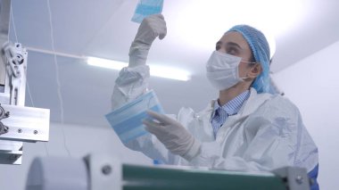 Otomatik üretimdeki mühendis tıbbi maske önleme Coronavirus, covid-19