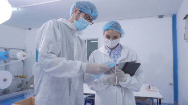 Otomatik üretimdeki mühendis tıbbi maske önleme Coronavirus, covid-19