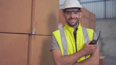 Depoda çalışan işçinin portresi.