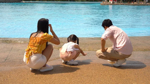 Szczęśliwa Rodzina Matki Ojca Dzieci Córki Bawiące Się Wakacjach Parku — Zdjęcie stockowe