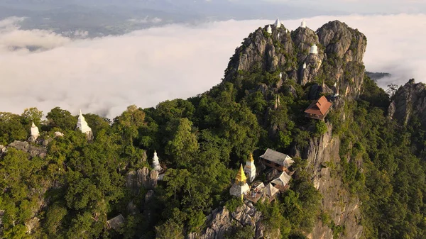 泰国兰邦省Wat Phra Bat Phu Pha Daeng和山顶白塔的空中景观 — 图库照片