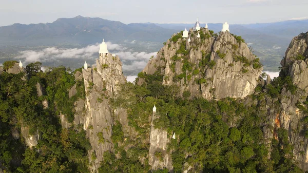 泰国兰邦省Wat Phra Bat Phu Pha Daeng和山顶白塔的空中景观 — 图库照片