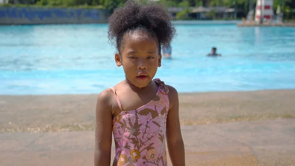 Portret Afrykańskiego Dzieciaka Bawiącego Się Wakacjach Parku Wodnym — Zdjęcie stockowe
