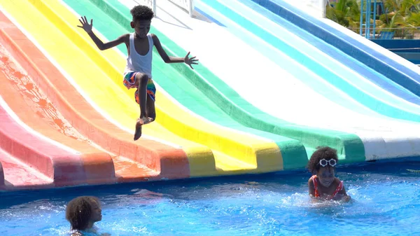 Criança Africana Divertindo Férias Parque Aquático — Fotografia de Stock