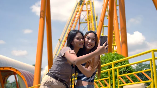 Asiatiska Vänner Tar Selfie Nöjesparken — Stockfoto