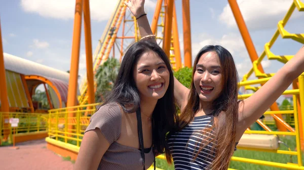 Asian Friends Taking Selfie Amusement Park — Stock Photo, Image