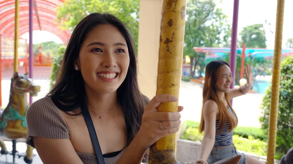 Asyalı Arkadaşlar Lunaparkta Eğleniyor — Stok fotoğraf
