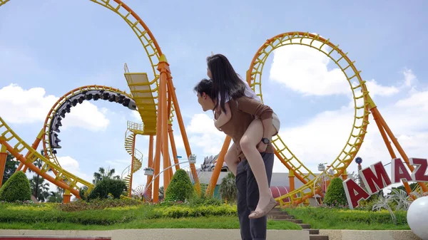 Casal Asiático Namoro Parque Divertido Diversão — Fotografia de Stock