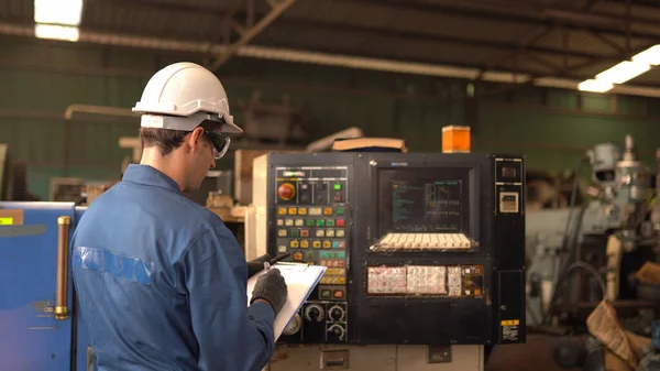 Servicetechniker Arbeitet Fertigungsfabrik — Stockfoto