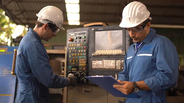 Zwei Ingenieure Der Produktion Als Team Diskutieren Der Fabrik — Stockfoto