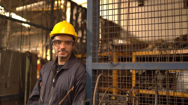 Servicetechniker Arbeitet Fertigungsfabrik — Stockfoto