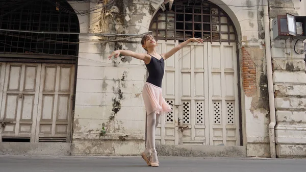 Junge Schöne Ballerina Tanzt Auf Der Straße Bangkok Thailand — Stockfoto