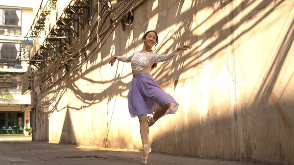 Junge Schöne Ballerina Tanzt Auf Der Straße Bangkok Thailand — Stockfoto