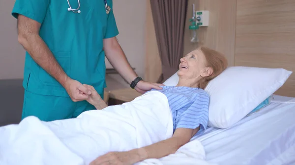 Visite Chez Médecin Une Patiente Âgée Dans Lit Hôpital — Photo