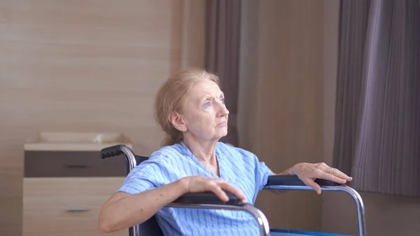 Einsame Seniorin Liegt Auf Rollstuhl Krankenhaus — Stockfoto