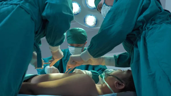 Equipo Médicos Profesionales Que Realizan Operaciones Sala Cirugía —  Fotos de Stock