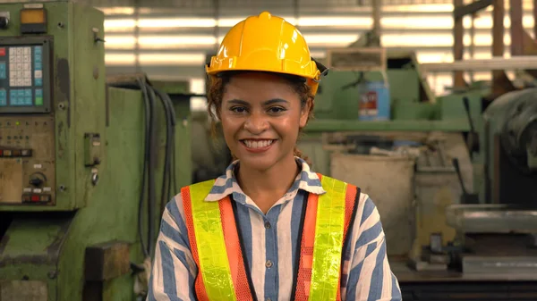 Portret Van Een Industriële Vrouwelijke Ingenieur Poserend Een Fabriek Stockafbeelding