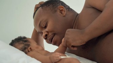 Mutlu Afrikalı adam ve küçük bebeği