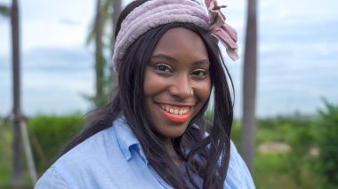 Mutlu Afro-Amerikan kadın evde