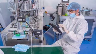 Otomatik üretimdeki mühendis tıbbi maske önleme Coronavirus, covid-19