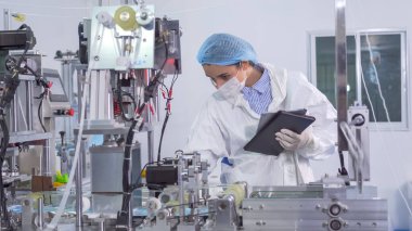 Otomatik üretimdeki mühendis tıbbi maske önleme Coronavirus, covid-19