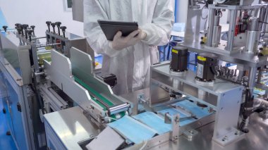 Otomatik üretimdeki mühendis tıbbi maske önleme Coronavirus, covid-19