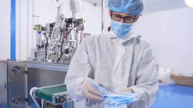 Otomatik üretimdeki mühendis tıbbi maske önleme Coronavirus, covid-19