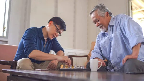 Idősebb Ázsiai Férfi Sakkozik Otthon Fiával — Stock Fotó