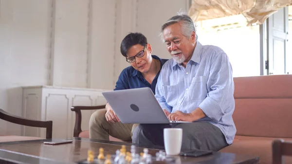 Pai Sênior Seu Filho Usando Laptop Casa — Fotografia de Stock